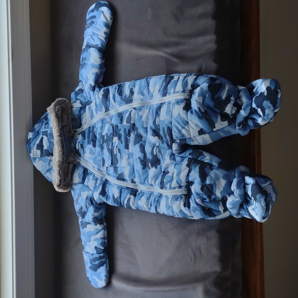 Baby's 6-9 month snow suit